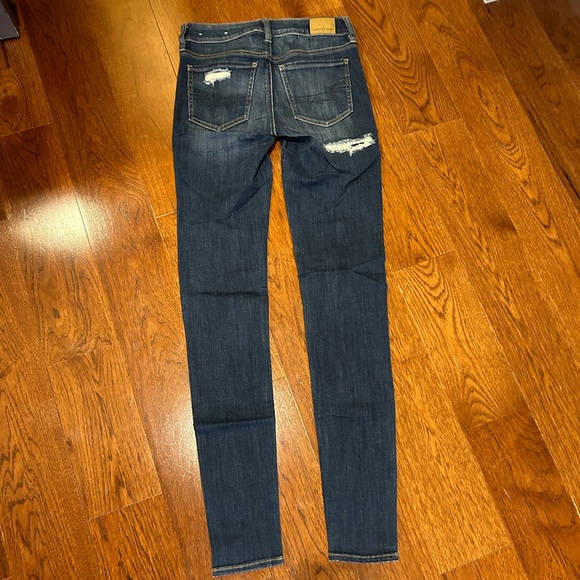 AMERICAN EAGLE Women's Distressed Dark Wash Skinny Jean (NWOT)￨Size US 4 - Picture 6 of 15